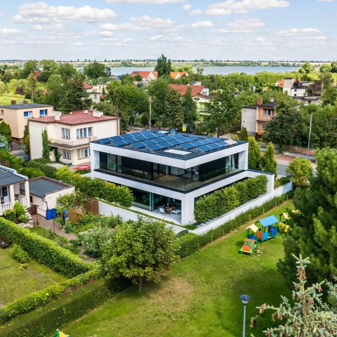 Minimalistyczna bryła willi zapewniająca spokojną, ponadczasową estetykę i harmonię z otoczeniem
